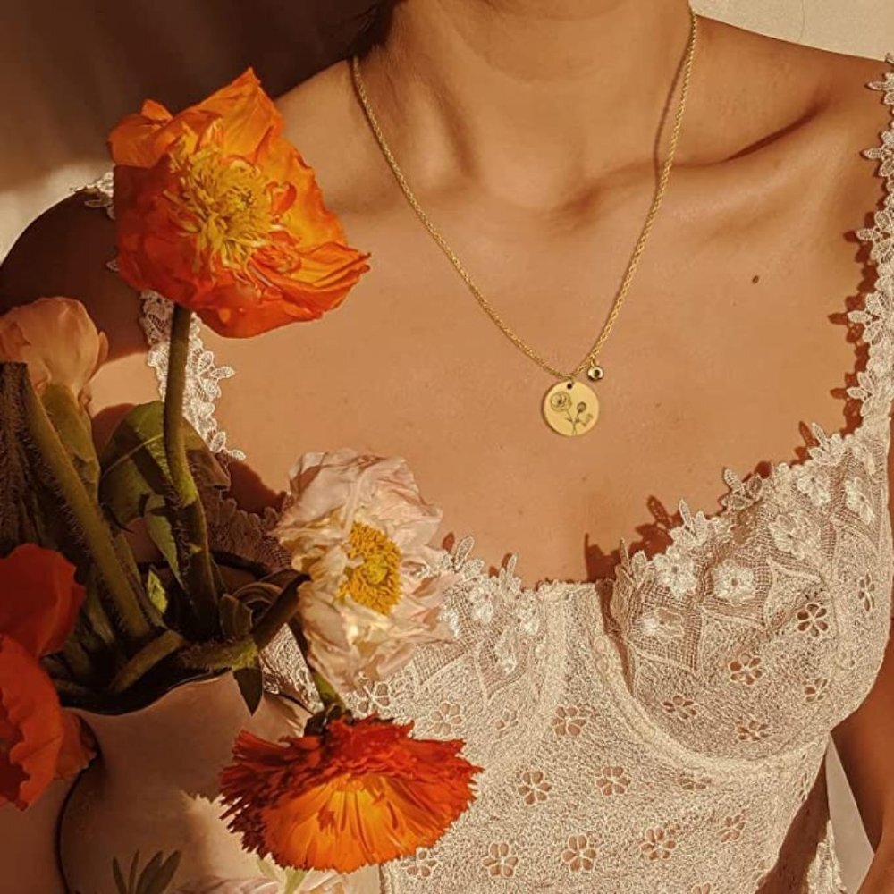 18k Gold Engraved Custom Floral Pendant Necklaces Dainty Birth Month Flower Disc - Picture 3 of 3